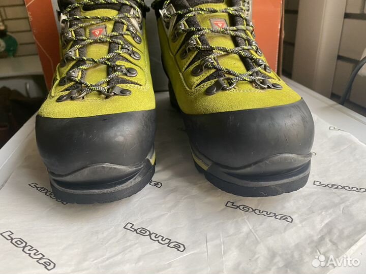 Продаю трекинговые ботинки lowa