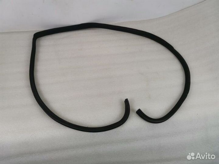 Уплотнитель проема двери передний левый