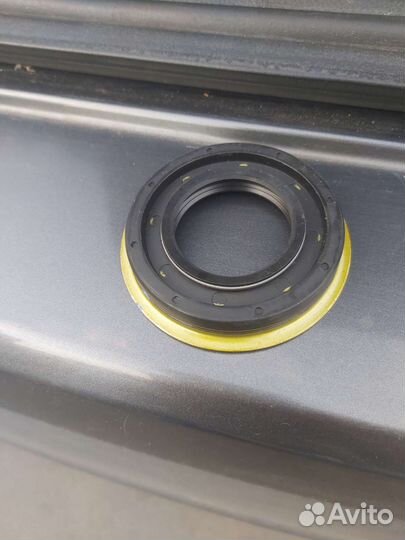 Сальник левого привода