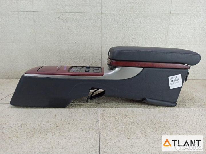 Бардачок между сиденьями задний toyota crown majes