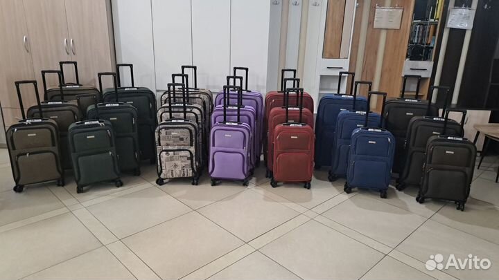 Чемодан на колесах легкий (новый)
