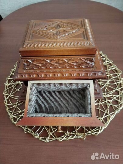 Деревянная шкатулка