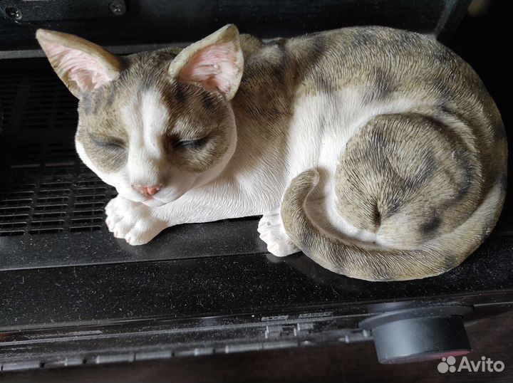 Коллекция фигурок кошек