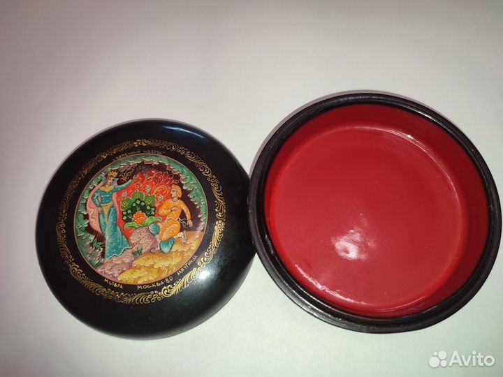 Шкатулка с лаковой росписью