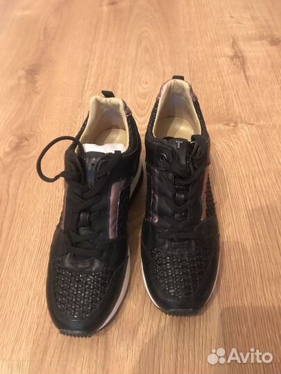 Кроссовки женские 36 размер
