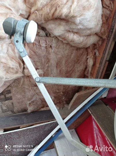 Спутниковая тарелка с креплением