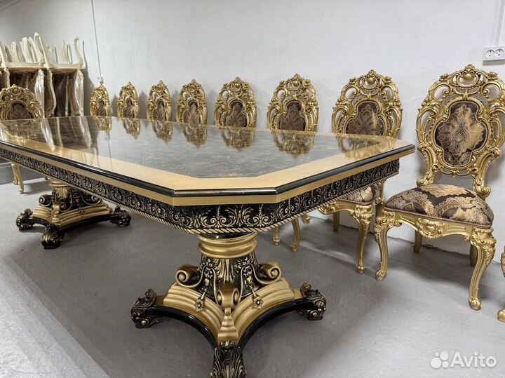 Стол со стульями