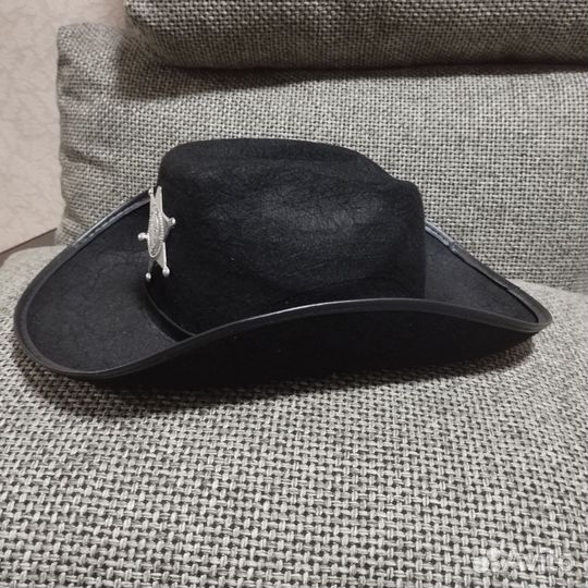 Черная ковбойская шляпа