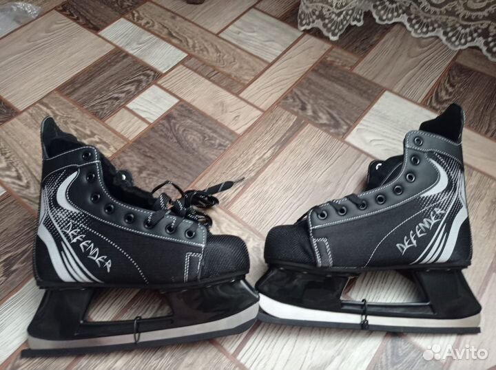 Хоккейные коньки Defender новые