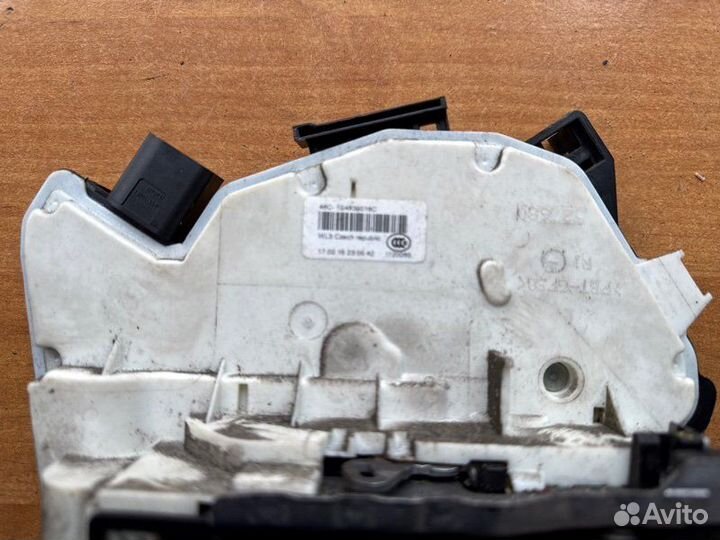 Замок двери задний правый Skoda Superb liftback