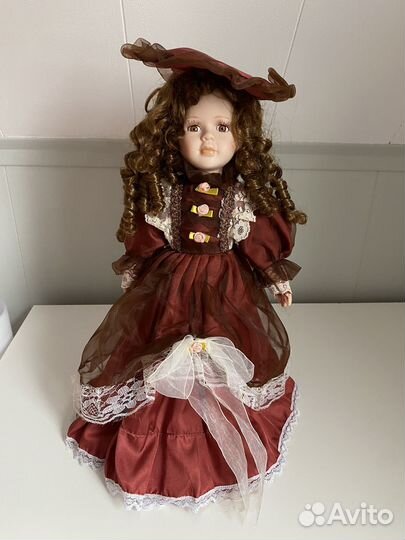 Кукла фарфор
