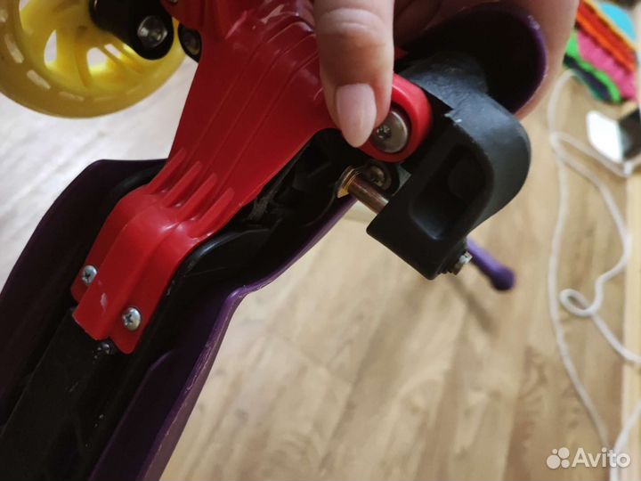 Самокат сломанный