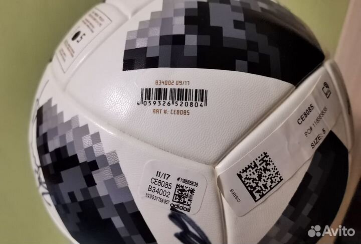 Мяч Telstar World Cup с автографами звезд