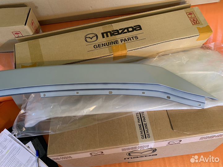 Накладка решетки радиатора Mazda оригинал