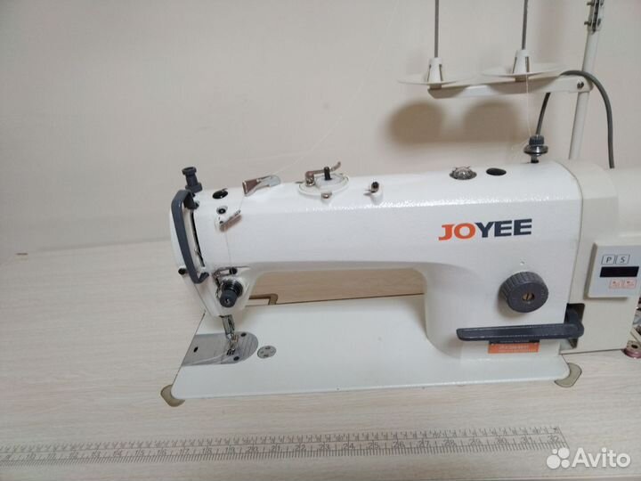 Промышленная швейная машина. С сервоприводом