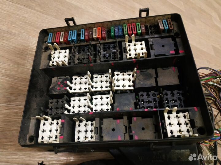 Блок предохранителей подкапотный BMW 5 Series E34