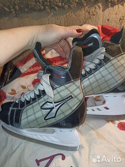 Коньки хоккейные