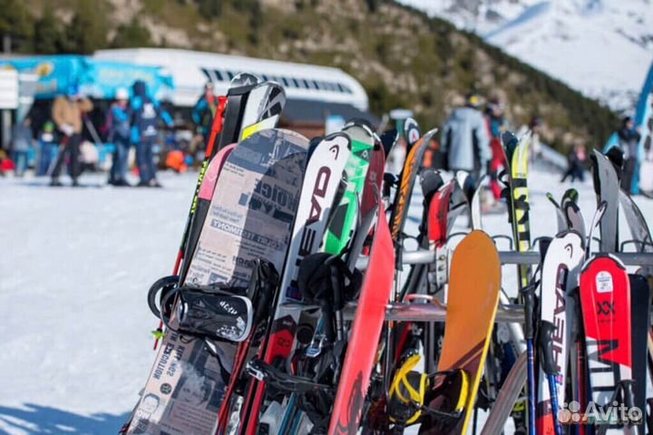 Сотрудник пункта выдачи спортивного инвентаря