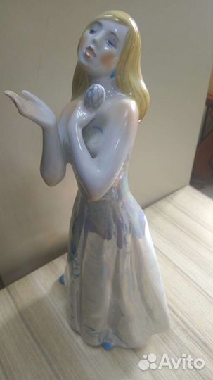 Девушка с микрофоном