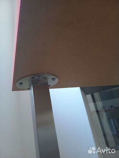 Стол красный. икеа