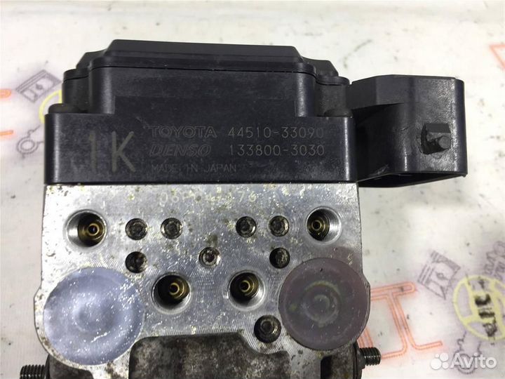 Блок ABS под капотом Toyota Windom (MCV30) 2004-2