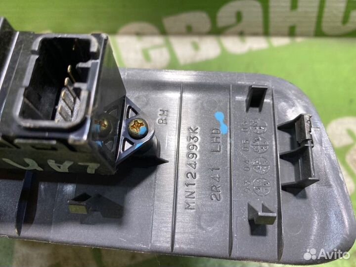 Кнопка стеклоподъемника передняя правая Mitsubishi