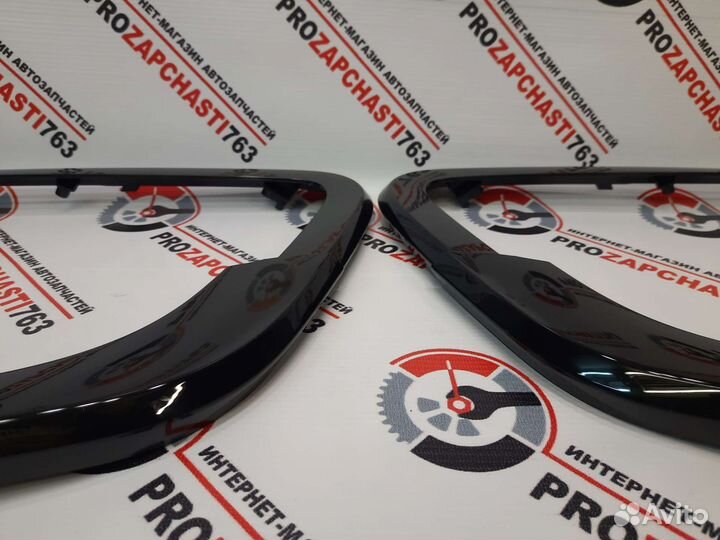 Молдинги переднего бампера веста