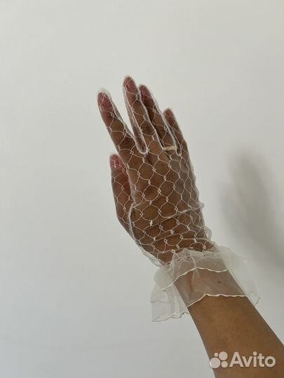 Короткие кружевные перчатки