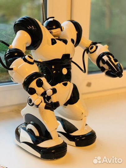 Игрушка робот с пультом управления