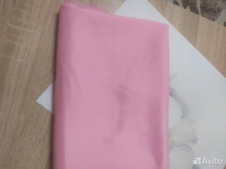 Отрез ткани насыщенно розового цвета