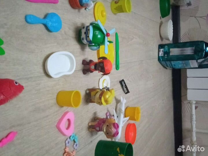 Много игрушек : песочные,для водных процедур,кухня