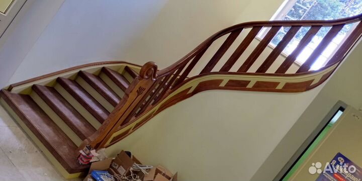 Деревянная лестница по бетону