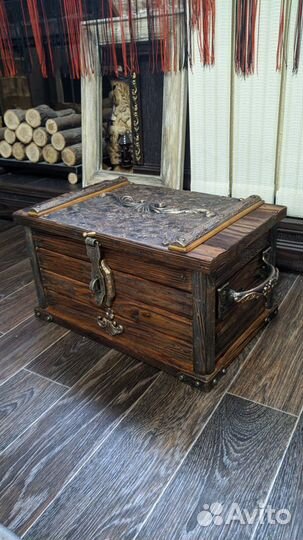 Сундук старинный из дерева