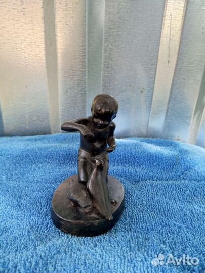 Статуэтка касли мальчик кормит голубей