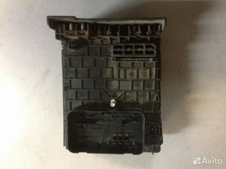 Блок предохранителей Фольксваген Пассат B-6