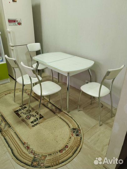 Кухонный стол со стульями