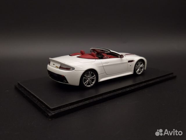 1/43 Aston Martin & Chevrolet Corvette - Spark