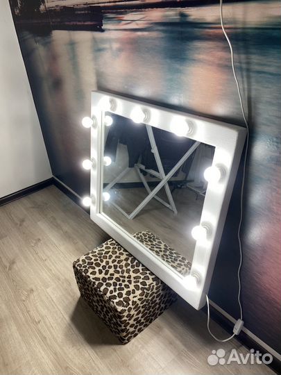 Гримерное зеркало с лампочками