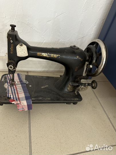Старинная швейная машина