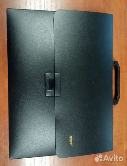 Пластиковый портфель 