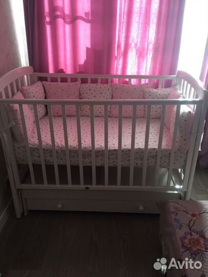 Детская кроватка с маятником и ящиком