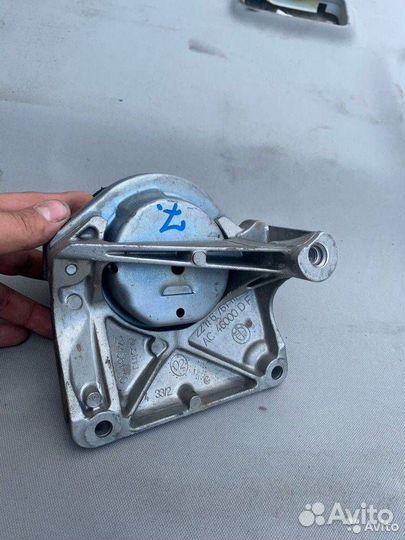 Подушка крепления двигателя левая BMW 5 E60/E61