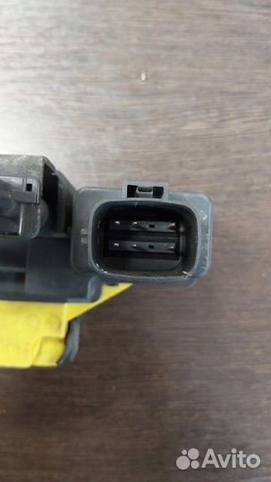 Замок двери задний правый Volvo S60