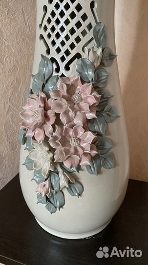 Ваза с искусственными цветами