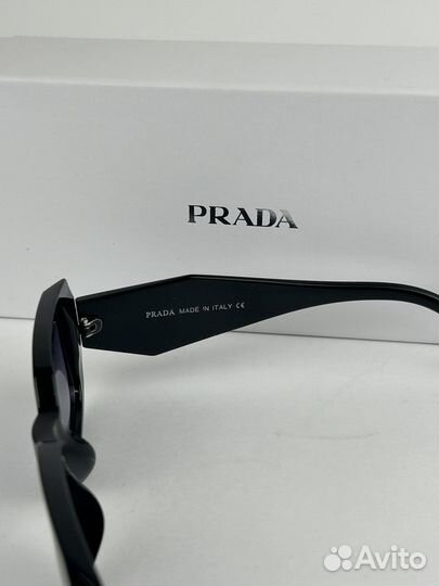 Солнцезащитные очки Prada