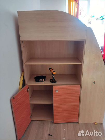 Детская кровать чердак со столом и шкафом