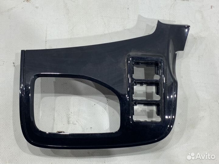 Накладка торпедо левая Mitsubishi Outlander 3