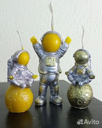 Свеча восковая Космонавт