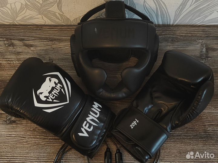 Боксерские перчатки Venum, шлем Venum и скакалка