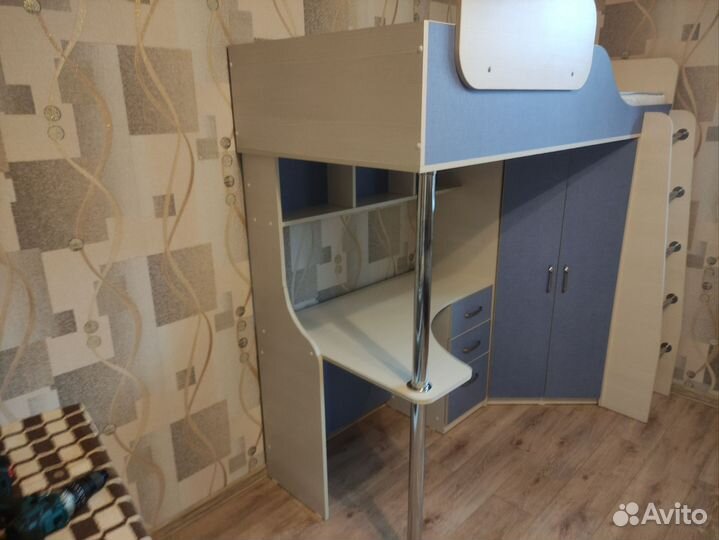 Детский уголок с кроватью и столом и шкафом